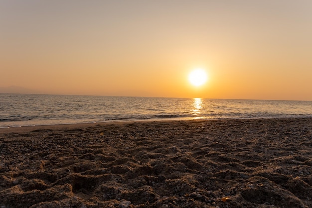 Zachód słońca na plaży morskiej