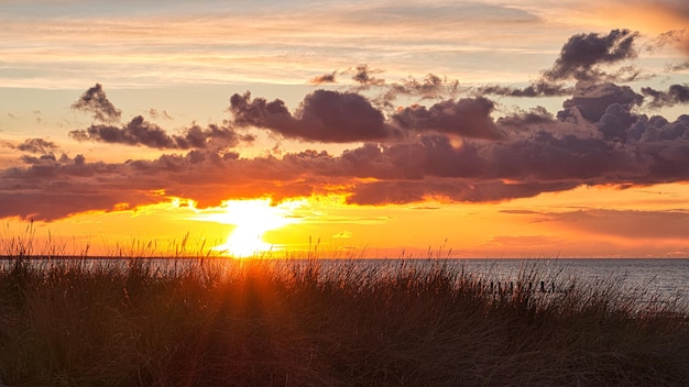 Zachód słońca na plaży Morza Bałtyckiego w Zingst