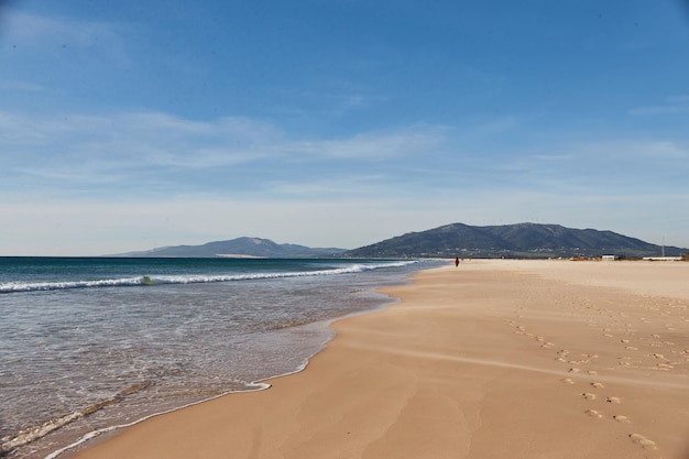 Zachód słońca na plaży Oceanu Hiszpania Andaluzja. Ocean Atlantycki fale tło jasne magiczne lato zachód słońca niebo