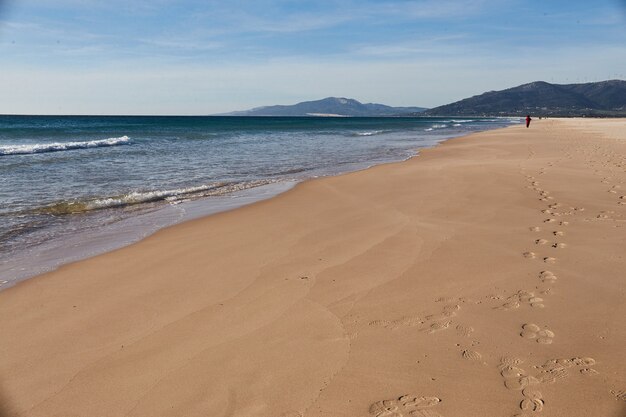 Zachód słońca na plaży Oceanu Hiszpanii Andaluzja. Ocean Atlantycki fale tło jasne magiczne lato zachód słońca niebo