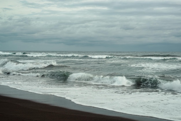 Zachód słońca na plaży z zachmurzonym niebem. Meksykańskie wybrzeże Pacyfiku.