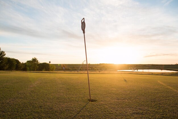 Zdjęcie zachód słońca na polu golfowym