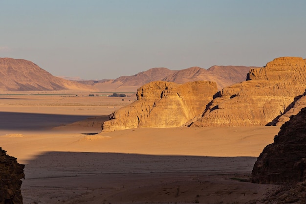 Zachód słońca na pustyni Wadi Rum. Pomarańczowy zachód słońca niebo i chmury w Wadi Rum, Jordania