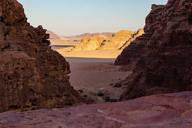 Zachód słońca na pustyni Wadi Rum. Pomarańczowy zachód słońca niebo i chmury w Wadi Rum, Jordania