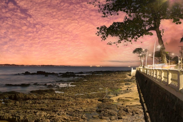 Zachód słońca na skraju plaży Barra w Salvador Bahia Brazil