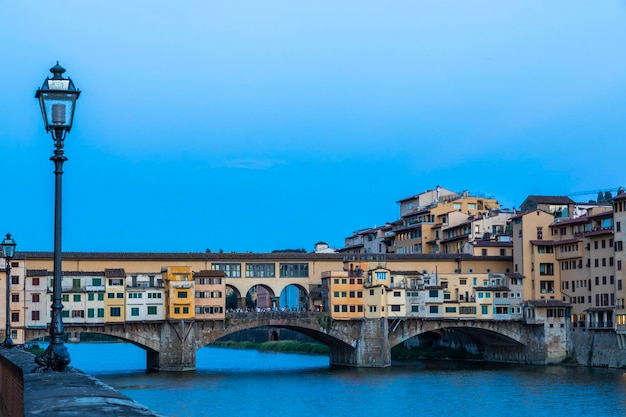 Zachód Słońca Na Starym Moście Ponte Vecchio We Florencji We Włoszech Niesamowite Niebieskie światło Przed Wieczorem