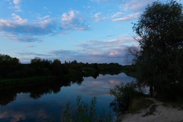 Zachód słońca na wolności nad rzeką.