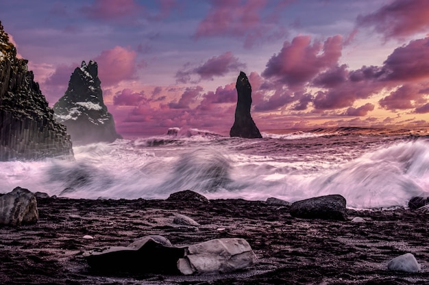 Zdjęcie zachód słońca na wulkanicznej plaży reynisfjara