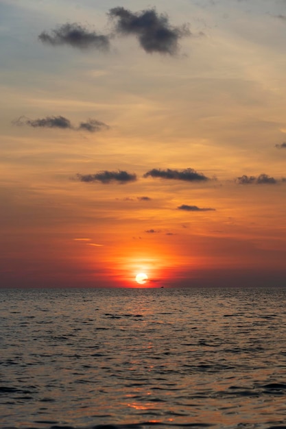 Zachód słońca na wyspie Phu Quoc Wietnam Koncepcja podróży i przyrody Wieczorne niebo chmury słońce i woda morska