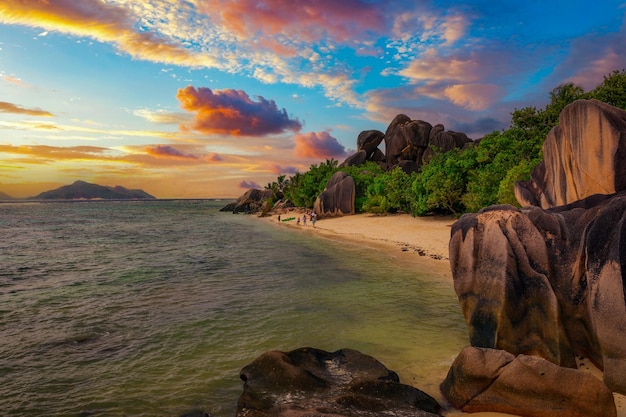 Zachód słońca nad Anse Source Dargent Beach na Seszelach La Digue Island