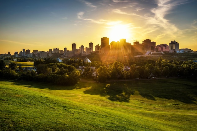 Zachód słońca nad centrum Edmonton w Kanadzie