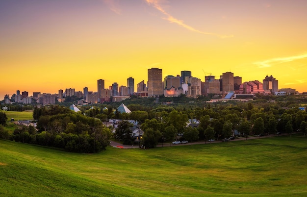 Zachód słońca nad centrum Edmonton w Kanadzie