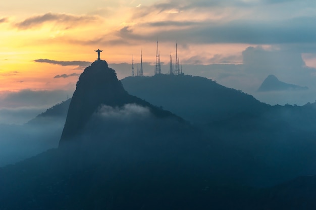 Zachód słońca nad Chrystusem Odkupicielem, Rio de Janeiro, Brazylia