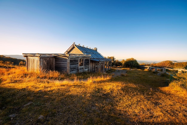 Zachód słońca nad Craigs Hut w wiktoriańskich Alpach w Australii