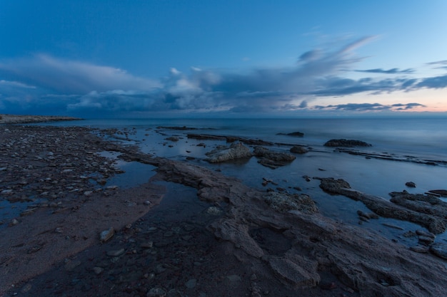 Zachód słońca nad górskim jeziorem Issyk-Kul, Kirgistan