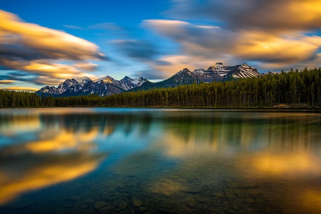 Zachód słońca nad jeziorem Herbert w Parku Narodowym Banff Alberta Kanada