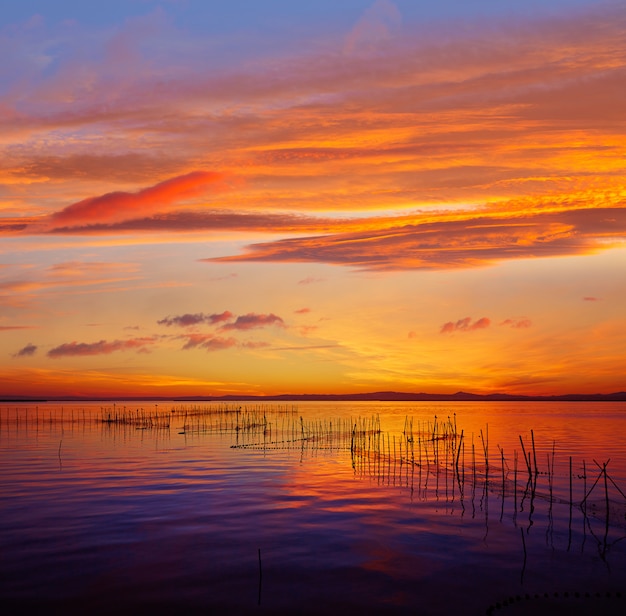 Zachód słońca nad jeziorem La Albufera w El Saler w Walencji