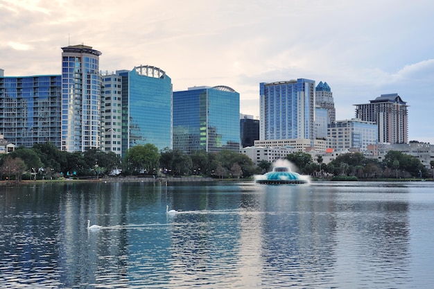 Zachód słońca nad jeziorem Orlando Eola z panoramą miejskiej architektury i kolorową chmurą