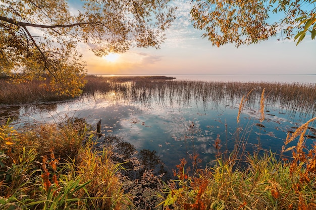 Zachód słońca nad jeziorem Pleshcheyevo, Rosja