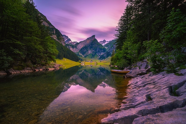 Zachód Słońca Nad Jeziorem Seealpsee Z Małymi łodziami W Szwajcarskich Alpach W Szwajcarii