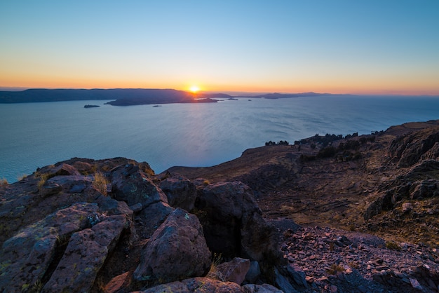 Zachód słońca nad jeziorem Titicaca od wyspy Amantani, Peru