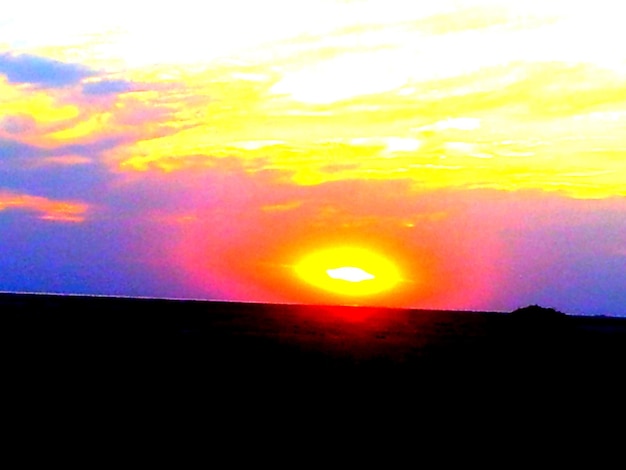 Zdjęcie zachód słońca nad krajobrazem