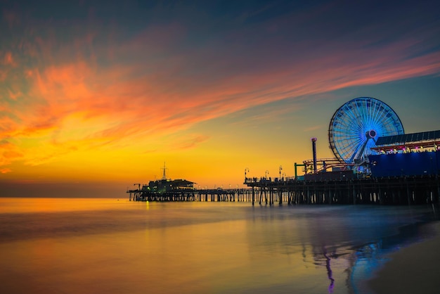 Zachód słońca nad molo Santa Monica w Los Angeles