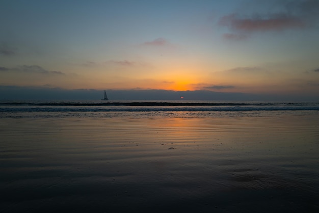 Zachód słońca nad morzem wschód słońca na plaży kolorowy ocean plaża wschód słońca