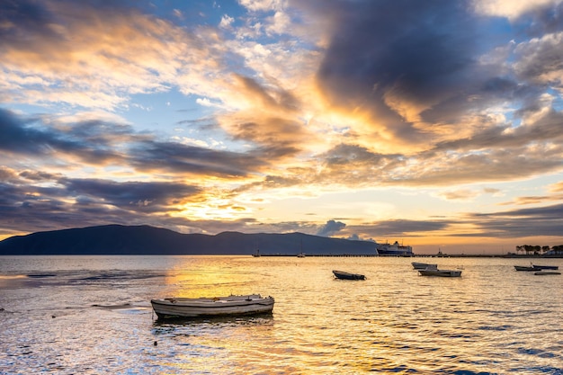 Zachód słońca nad morzem z łodzi rybackiej piękne tło przyrody z vlore albania