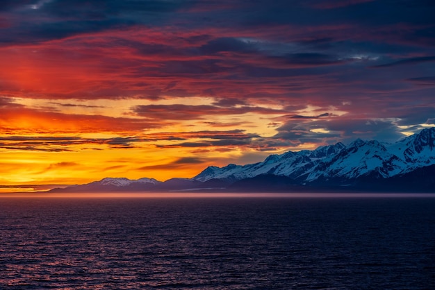 Zachód słońca nad Mt Fairweather i Park Narodowy Glacier Bay na Alasce