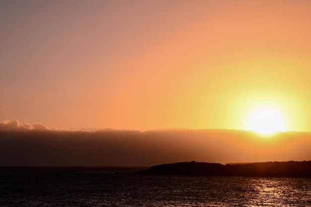 Zachód słońca nad Oceanem Atlantyckim na Teneryfie Wyspy Kanaryjskie w Hiszpanii