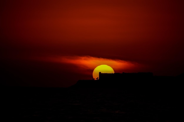 Zdjęcie zachód słońca nad oceanem atlantyckim na teneryfie wyspy kanaryjskie w hiszpanii