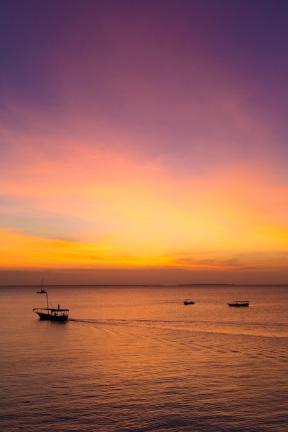 Zachód słońca nad oceanem na Zanzibarze