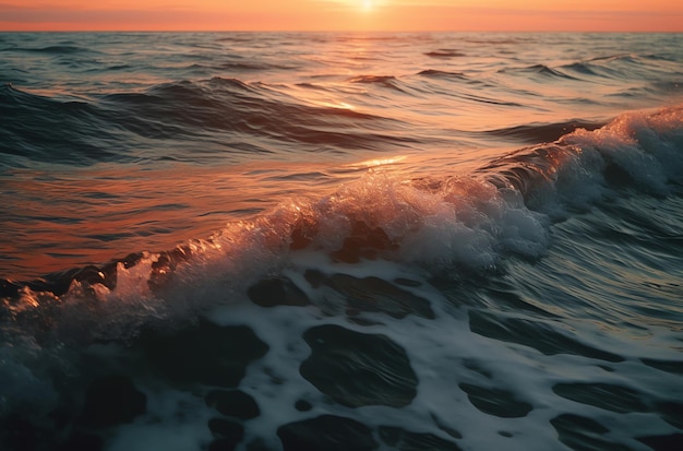 Zachód słońca nad oceanem z falą na pierwszym planie