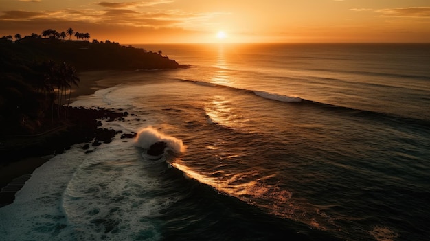 Zachód słońca nad oceanem z falą rozbijającą się o brzeg.