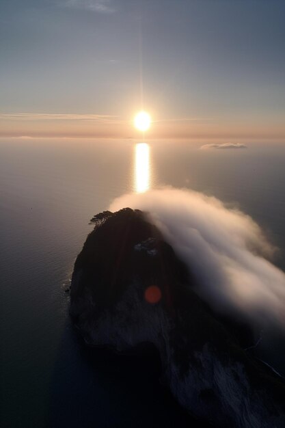 Zdjęcie zachód słońca nad oceanem z małą wyspą na pierwszym planie.