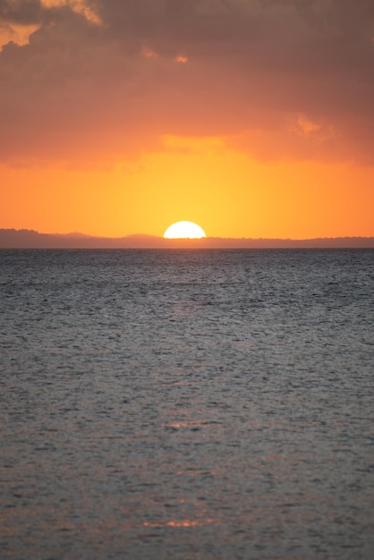 Zachód słońca nad oceanemPionowy obraz