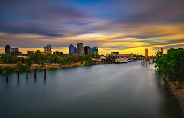 Zachód słońca nad panoramą Sacramento Rzeka Sacramento i most Tower Bridge w Kalifornii