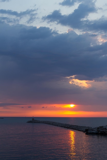 Zachód słońca nad portem Zonguldak