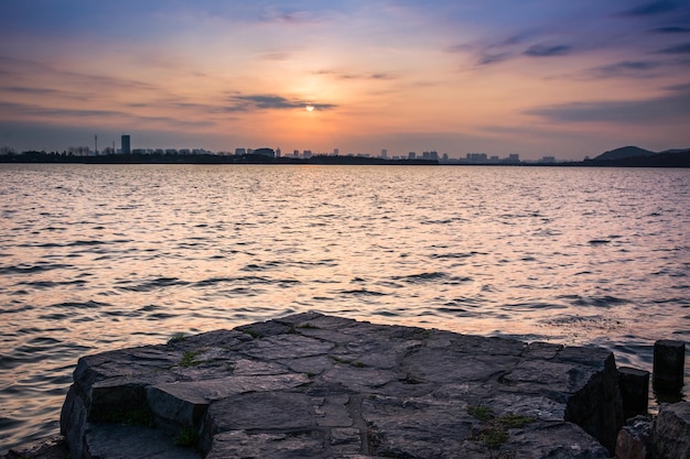 Zachód słońca nad rzeką Minjiang i pejzażem miejskim w fuzhou w Chinach