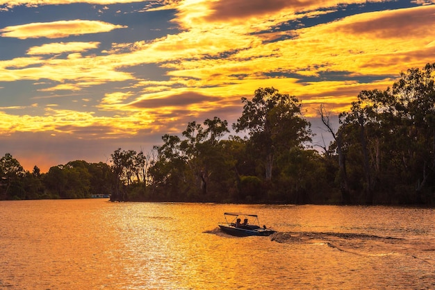 Zachód słońca nad rzeką Murray z łodzią w Mildura Australia