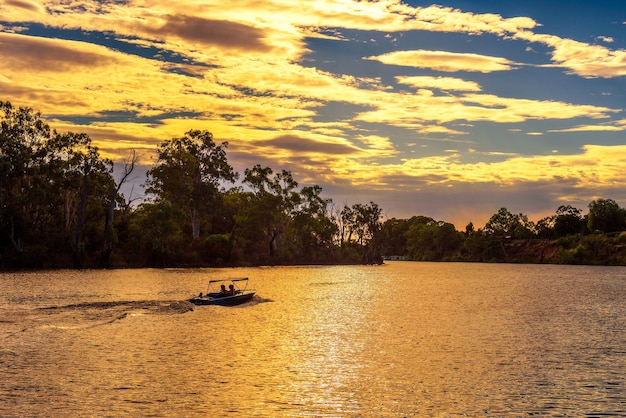 Zachód słońca nad rzeką Murray z łodzią w Mildura Australia