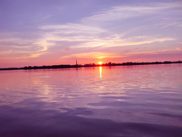 Zdjęcie zachód słońca nad rzeką