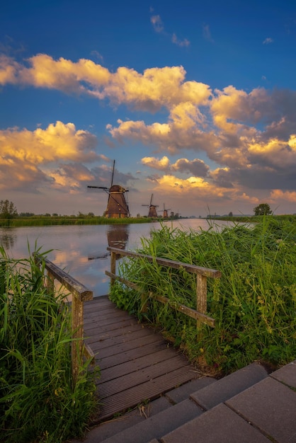 Zachód słońca nad starymi holenderskimi wiatrakami w Kinderdijk w Holandii