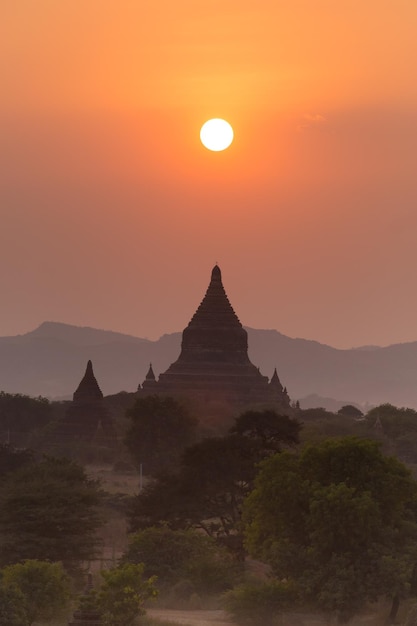 Zachód słońca nad świątyniami Bagan, starożytnego miasta położonego w regionie Mandalay w Birmie Myanmar Asia