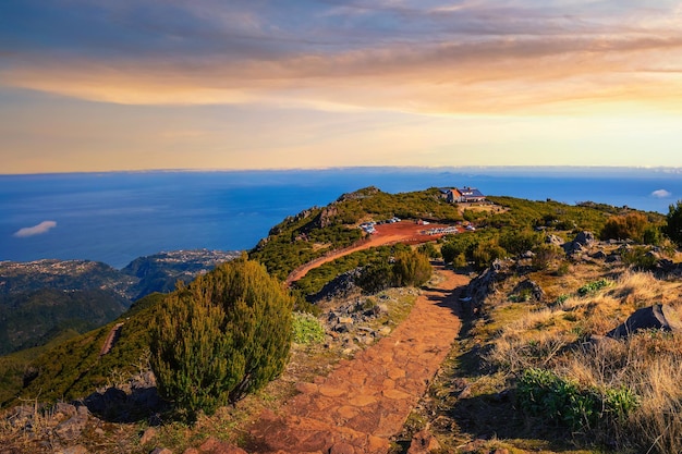 Zachód słońca nad szlakiem turystycznym z achada do teixeira do pico ruivo na maderze