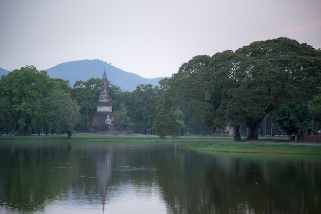 Zachód słońca nad Wat Mahatat w Sukhothai Miejsce światowego dziedzictwa UNESCO w Tajlandii W przeszłości Sukhothai było stolicą Tajlandii kwitnie Religia i gospodarka rządu centralnego