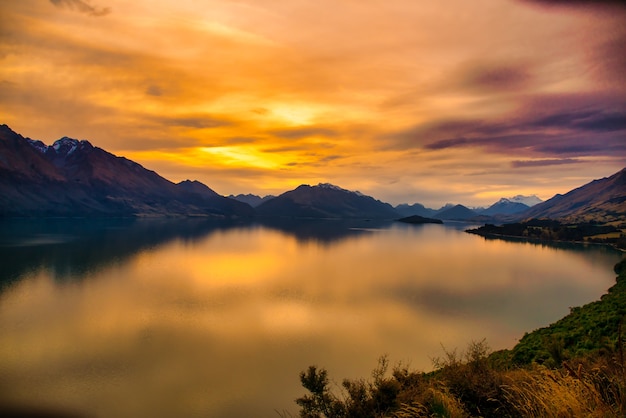 zachód słońca nad wodami jeziora Wakatipu