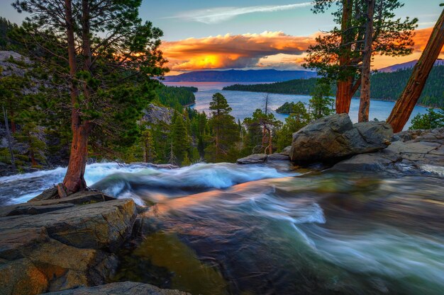 Zachód słońca nad wodospadami Lower Eagle i Emerald Bay Lake Tahoe w Kalifornii