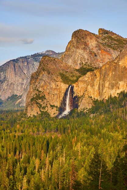 Zdjęcie zachód słońca nad wodospadem bridalveil w yosemite z widoku tunelu